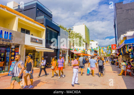 PLAYA DEL CARMEN, Mexiko - Januar 10, 2017: Unbekannter Touristen zu Fuß in den Straßen von Playa del Carmen. Etwa 2 Millionen Touristen pro Jahr besuchen, Playa del Carmen und seine Umgebung Stockfoto