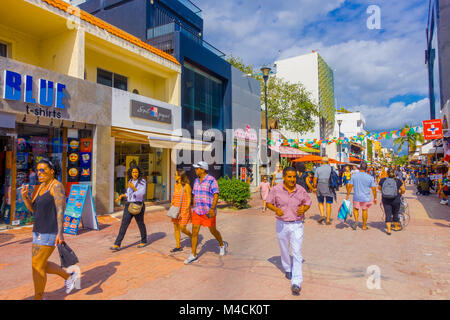 PLAYA DEL CARMEN, Mexiko - Januar 10, 2017: Unbekannter Touristen zu Fuß in den Straßen von Playa del Carmen. Etwa 2 Millionen Touristen pro Jahr besuchen, Playa del Carmen und seine Umgebung Stockfoto