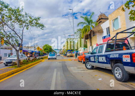 Playa del Carmen, Mexiko - Januar 10, 2018: Blick auf einen blauen Polizeiautos an draußen geparkt in der 5th Avenue, der Hauptstraße der Stadt. Die Stadt verfügt über eine Vielzahl von touristischen Aktivitäten aufgrund ihrer geografischen Lage in der Riviera Maya Stockfoto