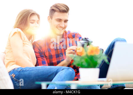 Moderne junge Paar prüft die Fotos auf der Kamera Stockfoto