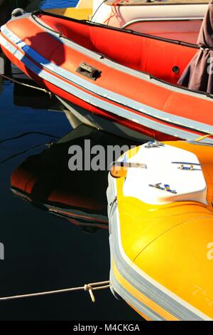 Bunte Freizeit Boote auf der Anklagebank in den Club Nautico von Santa Pola an einem sonnigen Tag Stockfoto