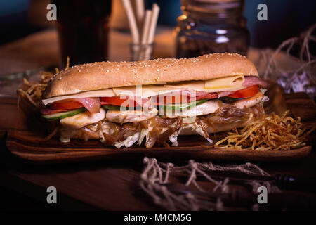 Sandwich essen Foto. Street Food. Frische leckere gegrillte Burger mit hausgemachten Handwerk Brötchen, am Grill zubereitet. Big Cheeseburger mit Steak Fleisch closeup wi Stockfoto