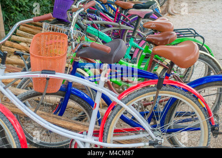 TULUM, MEXIKO - Januar 10, 2018: in der Nähe von Bikes in einer Reihe geparkt, geben Sie in das Feld der Mayaruinen von Tulum, Quintana Roo, Yucatan, Mexiko Stockfoto