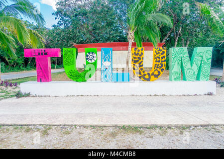 TULUM, MEXIKO - 10. JANUAR 2018: Im freien Blick auf riesige bunte Buchstaben von Tulum an der geben Sie der Mayaruinen von Tulum in Meixco Stockfoto