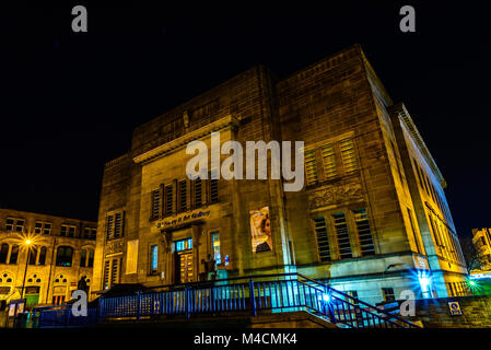 Huddersfield Bibliothek und Galerie in der Nacht, Huddersfield, Großbritannien Stockfoto