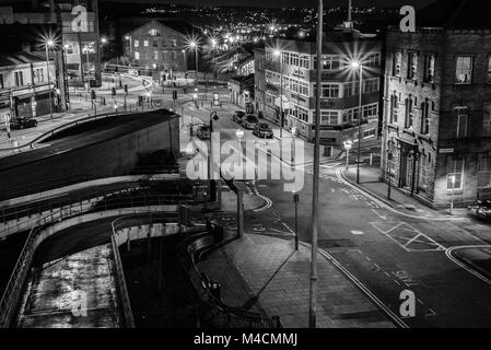 Anzeigen von Huddersfield bus station in der Nacht in Schwarzweiß Erhöhte, West Yorkshire, England, Großbritannien Stockfoto