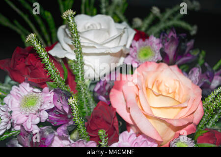 Schöne live Blumenstrauß aus gemischten Blumen Stockfoto