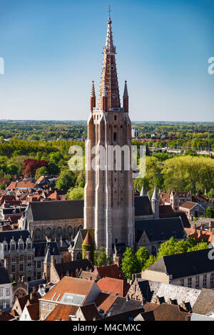 Blick auf die Kirche Unserer Lieben Frau Turm von Glockenturm (Belfort), Brügge, Belgien Stockfoto