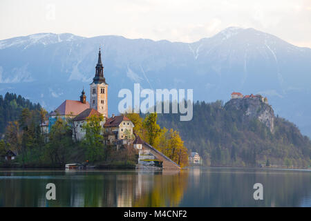 Erstaunlich Sonnenaufgang am See im Frühling, Slowenien Bled, Europa Stockfoto