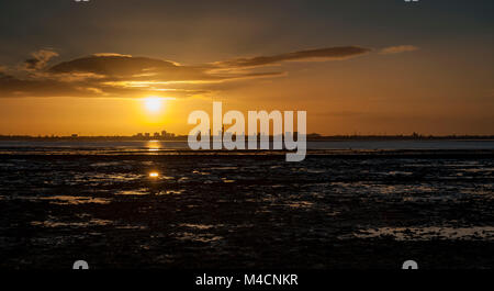 Portsmouth bei Sonnenuntergang, von Hayling Island gesehen Stockfoto