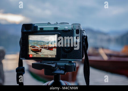 Moderne MILC Kamera auf einem Stativ Schießen im Freien photograpy Stockfoto