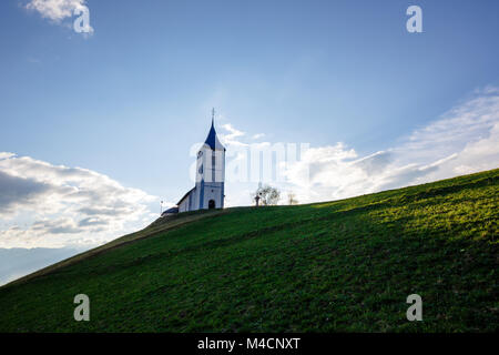 Saint Primoz Kirche auf einem Hügel im Frühling, Jamnik, Slowenien Stockfoto