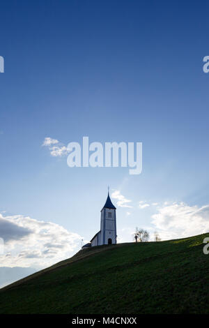 Saint Primoz Kirche auf einem Hügel im Frühling, Jamnik, Slowenien Stockfoto