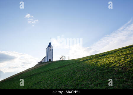 Saint Primoz Kirche auf einem Hügel im Frühling, Jamnik, Slowenien Stockfoto