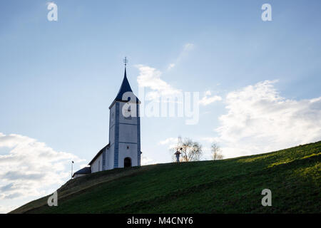 Saint Primoz Kirche auf einem Hügel im Frühling, Jamnik, Slowenien Stockfoto