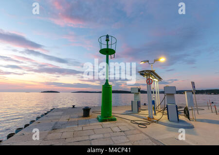 Marine-Tankstelle für Boote und Yachten in Rovinj, Kroatien Stockfoto