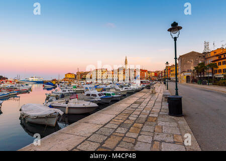 Hafen und Marina in wundervoll romantischen Altstadt von Rovinj, Istrien, Kroatien, Europa Stockfoto