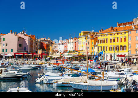 Hafen und Marina in wundervoll romantischen Altstadt von Rovinj, Istrien, Kroatien, Europa Stockfoto