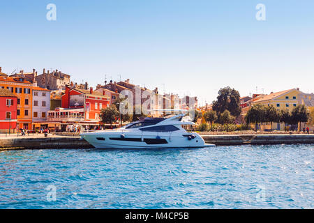 Hafen und Marina in wundervoll romantischen Altstadt von Rovinj, Istrien, Kroatien, Europa Stockfoto