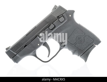 Winneconne, WI - 22. Januar 2018: Ein Smith & Wesson Bodyguard 380 automatische Pistole auf einem isolierten Hintergrund. Stockfoto