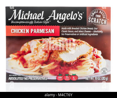 Winneconne, WI - 10. Februar 2018: Eine Box von Michael Angelo's Chicken Parmesan gefrorene Mahlzeit auf einem isolierten Hintergrund. Stockfoto