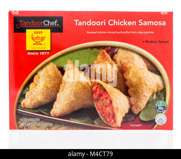 Winneconne, WI - 10. Februar 2018: Eine Box mit Tandoor Chef Tandoori Chicken samosa Indischen gourmet Essen auf einem isolierten Hintergrund. Stockfoto