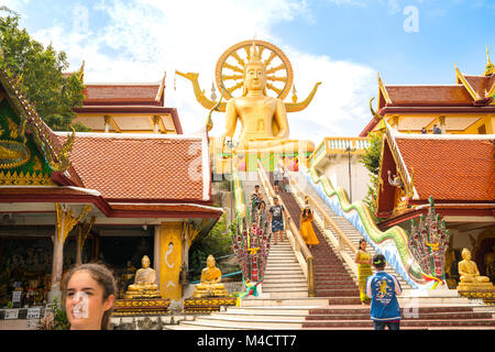 KO Samui, Thailand - Januar, 24, 2018; die Treppe führt zum Big Buddha Tempel große Statue, Ort der Buddhistischen Verehrung und touristische Attraktion Stockfoto