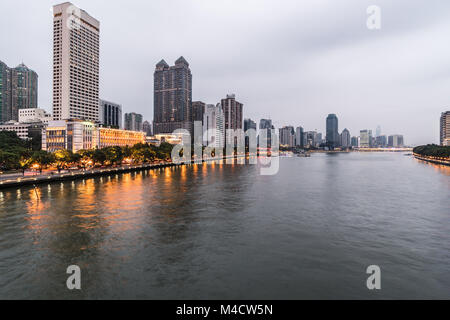 Die Pearl River, dass die Innenstadt von Guangzhou in der Provinz Guangdong in China Kreuze in der Dämmerung Stockfoto