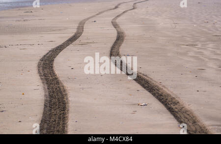 Lange Jeep Reifen Spuren am Strand Stockfoto