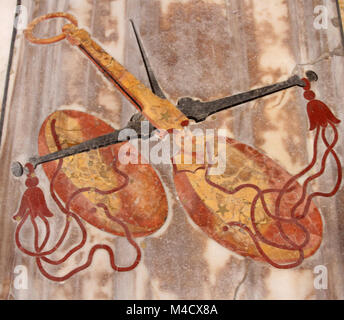 Sternzeichen Waage Fliesen im Freien neben dem Clementine Linie Meridian, der Basilika Santa Maria Degli Angeli e dei Martiri Rom, Italien. Stockfoto