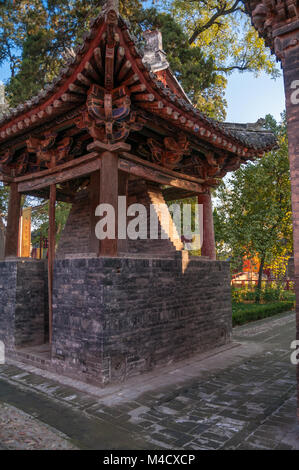 Eine graue Ziegel und Holz- Struktur auf dem Gelände des Hancheng Konfuziustempel. In der Provinz Shaanxi, China. Stockfoto