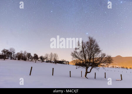 Nacht verschneite Szene in Tuhinj Tal, Slowenien Stockfoto