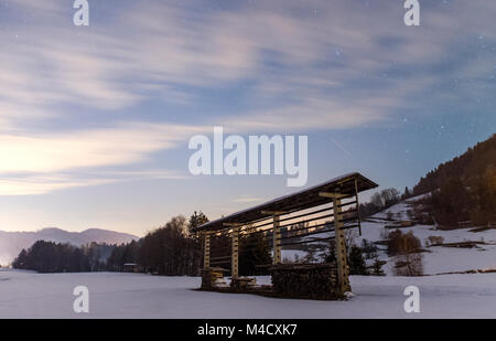 Nacht verschneite Szene in Tuhinj Tal, Slowenien Stockfoto