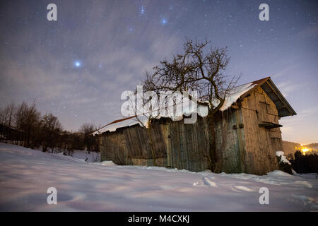 Nacht verschneite Szene in Tuhinj Tal, Slowenien Stockfoto