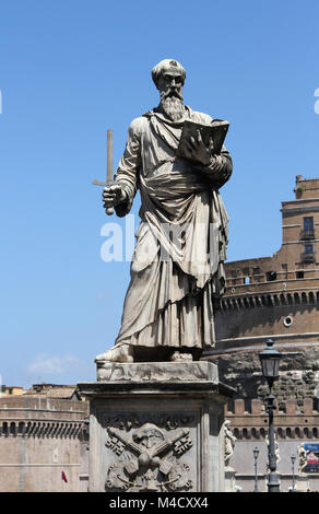 St. Peter-Statue auf der Brücke Ponte Sant'Angelo, in der Nähe von Castel Sant'Angelo-Castle des Heiligen Engels (AKA The Mausoleum des Hadrian), Rom, Italien. Stockfoto