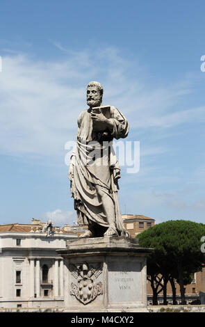 St. Paul-Statue auf der Brücke Ponte Sant'Angelo, in der Nähe von Castel Sant'Angelo-Castle des Heiligen Engels (AKA The Mausoleum des Hadrian), Rom, Italien. Stockfoto