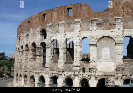 Blick auf eine kürzere Seite des Kolosseum, Rom, Italien. Stockfoto