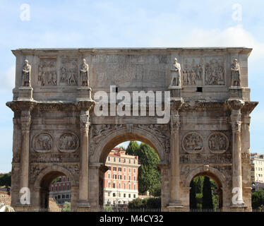 Blick auf den Triumphbogen des Konstantin aus dem Süden, nahe dem Kolosseum, Rom, Italien. Stockfoto