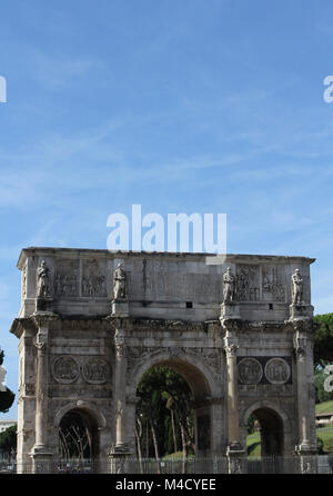 Blick auf den Triumphbogen des Konstantin aus dem Norden, nahe dem Kolosseum, Rom, Italien. Stockfoto