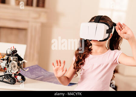 Neugierige junge Dame spielen, VR-Spiele Stockfoto