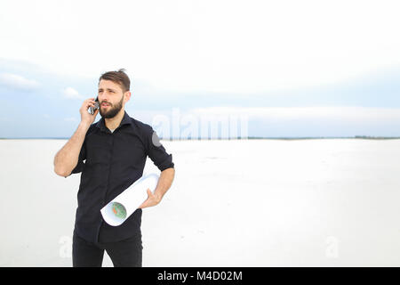 Kleidung Designer über Smartphone mit Bruder zu kommunizieren Stockfoto