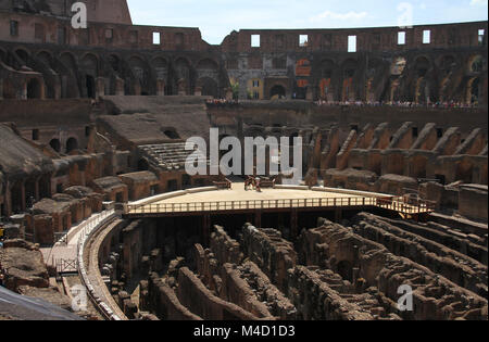 Ansicht des unterirdischen Kammern, die durch einen Boden rund um das Zentrum des Kolosseums, Rom, Italien abgedeckt werden sollten. Stockfoto