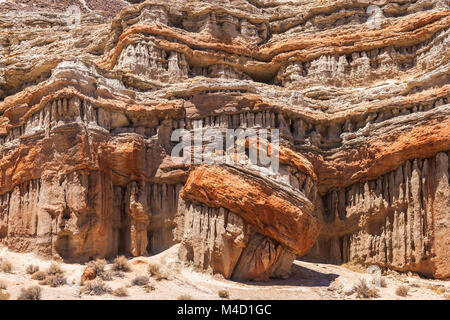 Geologische Felsformation in der Red Cliffs Naturschutzgebiet, Red Rock Canyon State Park, Kalifornien, Sommer. Stockfoto