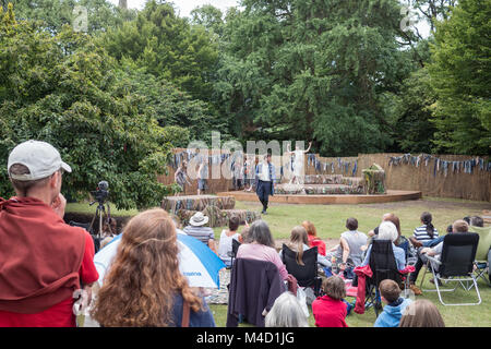 Akteure, die in der Dell Outdoor Theatre in Stratford-upon-Avon, Warwickshire, England Großbritannien Stockfoto