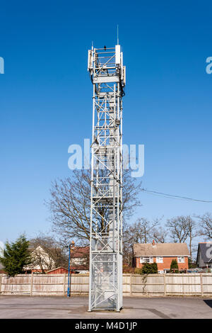 Mobile phone Mast in einem Berkshire Village Center, Mortimer, Berkshire, England, GB, UK Stockfoto