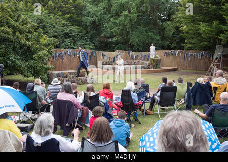 Akteure, die in der Dell Outdoor Theatre in Stratford-upon-Avon, Warwickshire, England Großbritannien Stockfoto