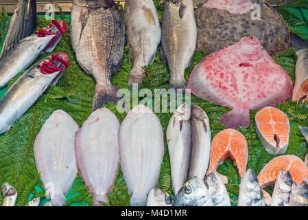 Frischer Fisch auf einem Markt in Istanbul, Türkei Stockfoto