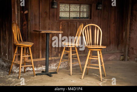 Hölzernen Barhockern und bar Tisch in Calico Ghost Town Stockfoto