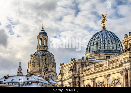 Frauenkirche und Kunstakademie in Dresden Stockfoto