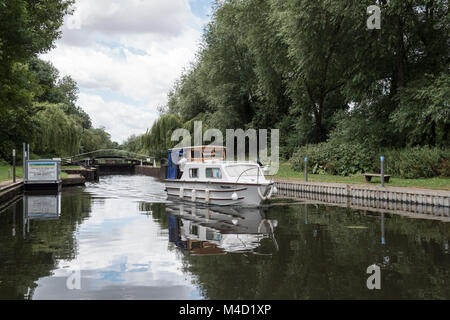 Kleiner Fluss Cruiser fährt ein Schloss am Fluss Avon in der Nähe von Stratford-upon-Avon, Warwickshire, England Großbritannien Stockfoto